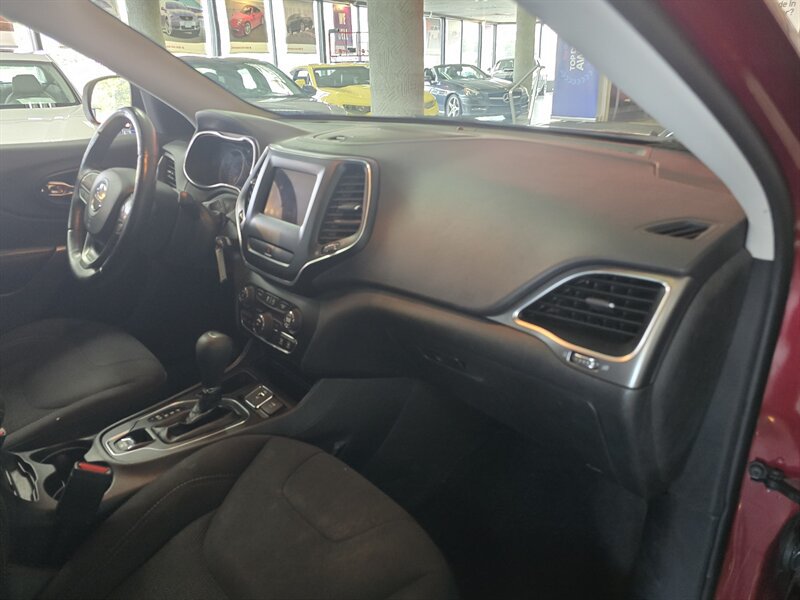 Used 2019 Jeep Cherokee Latitude w/ Cold Weather Group FWD image 14