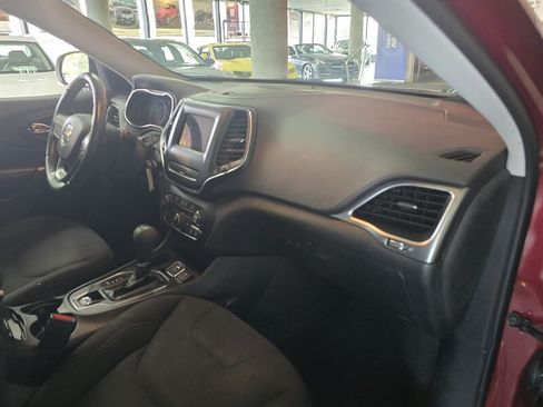 Used 2019 Jeep Cherokee Latitude w/ Cold Weather Group FWD image 14