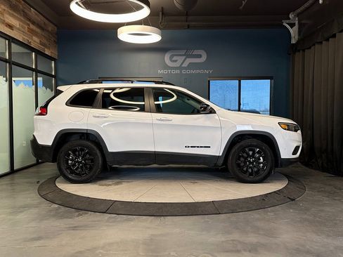 Used 2023 Jeep Cherokee Altitude Lux AWD/4WD image 2