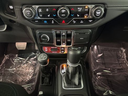Used 2025 Jeep Wrangler Unlimited Rubicon 4xe w/ Safety Group AWD/4WD image 18