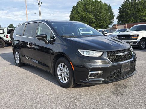 Used 2023 Chrysler Pacifica Touring-L FWD image 4