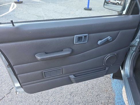 Used 1993 Nissan Pickup 2WD Regular Cab image 18