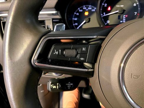 Certified 2023 Porsche Macan image 27