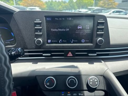 Used 2024 Hyundai Elantra SE FWD image 12