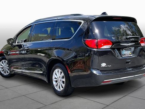 Used 2017 Chrysler Pacifica Touring-L image 12