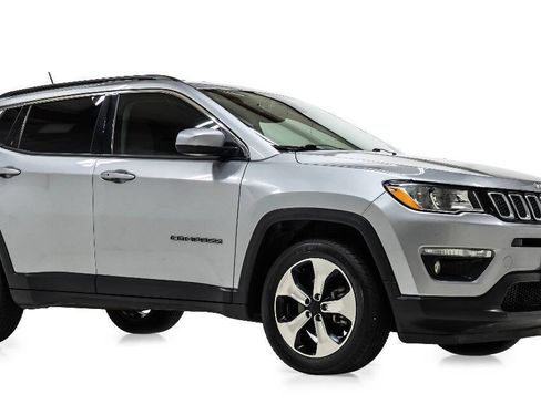 Used 2017 Jeep Compass Latitude w/ Popular Equipment Group FWD image 1