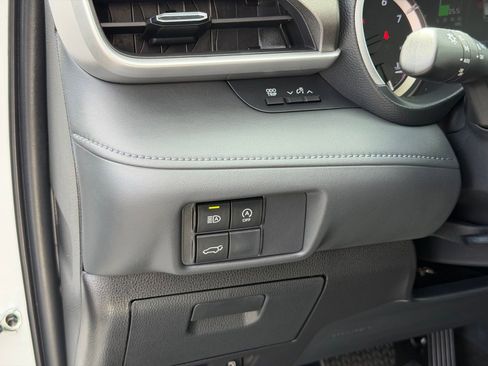 Used 2024 Toyota Highlander XLE AWD/4WD image 13