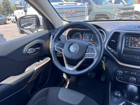 Used 2018 Jeep Cherokee Latitude w/ Cold Weather Group AWD/4WD image 20