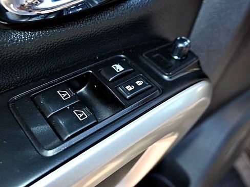 Used 2018 Nissan Titan SV w/ SV Convenience Package AWD/4WD image 18