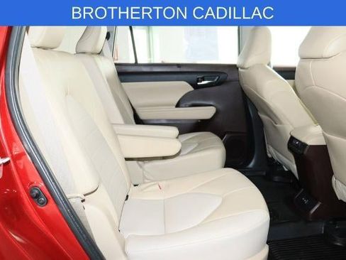 Used 2022 Toyota Highlander XLE AWD/4WD image 31