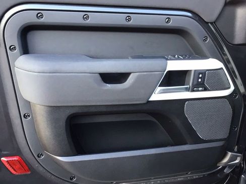 Used 2023 Land Rover Defender 90 SE image 16