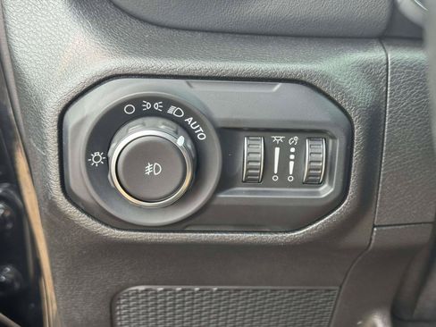 Used 2019 Jeep Wrangler Unlimited Sahara AWD/4WD image 18
