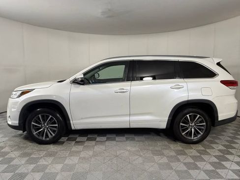 Used 2017 Toyota Highlander XLE FWD image 3