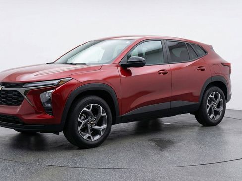 Used 2025 Chevrolet Trax LT image 3