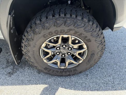 Used 2024 Chevrolet Colorado ZR2 w/ ZR2 Convenience Package III AWD/4WD image 23