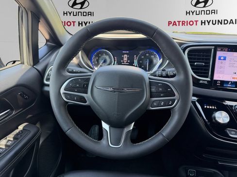 Used 2025 Chrysler Pacifica Select FWD image 12