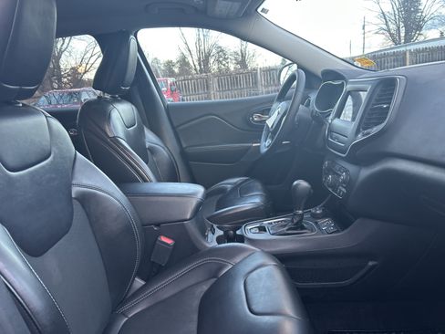 Used 2019 Jeep Cherokee Latitude Plus w/ Cold Weather Group image 9