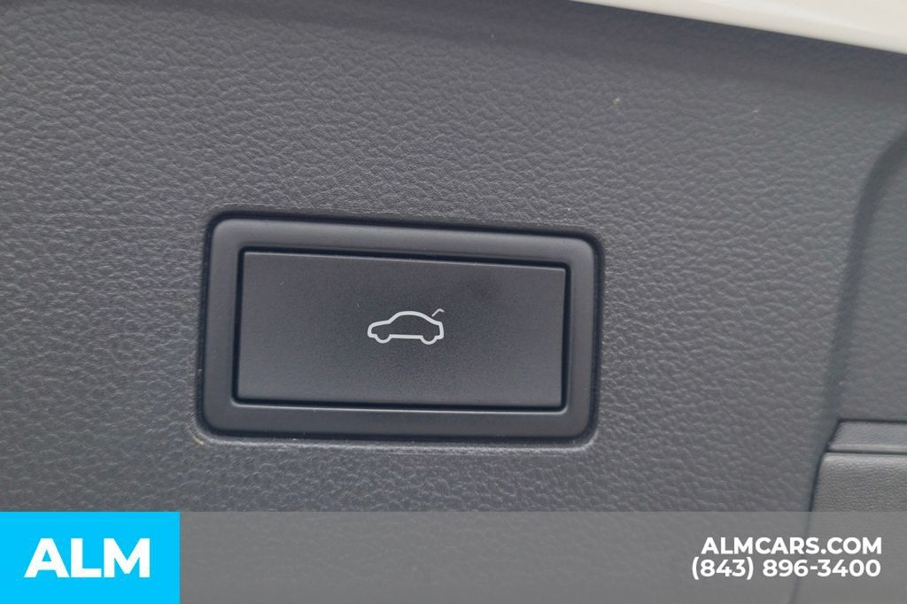 Used 2025 Volkswagen Atlas SE FWD image 9