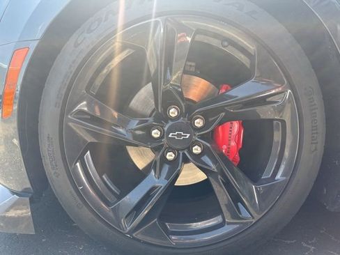 Used 2020 Chevrolet Camaro LT w/ RS Package RWD image 7