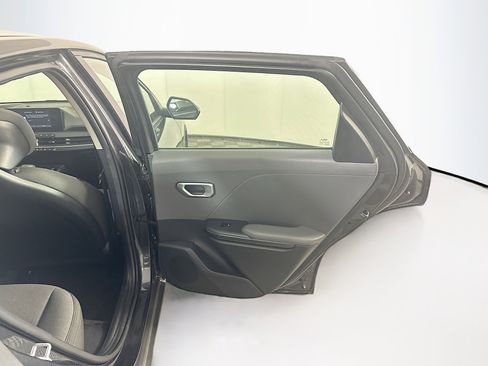 Used 2025 Kia K4 LXS image 31