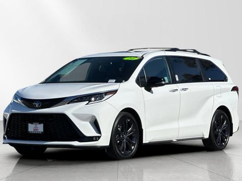 Used 2024 Toyota Sienna XSE w/ XSE Premium Package image 8