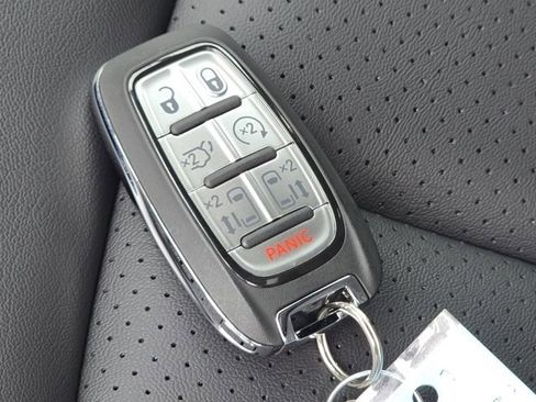Used 2025 Chrysler Voyager LX image 33