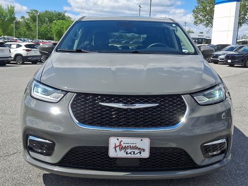 Used 2023 Chrysler Pacifica Touring-L FWD image 2