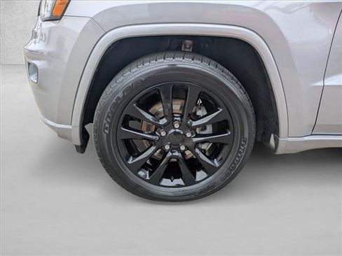 Used 2019 Jeep Grand Cherokee Altitude image 24