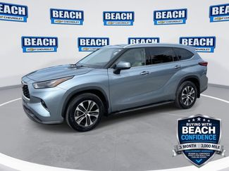 Used 2022 Toyota Highlander XLE AWD/4WD video 1