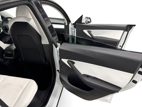 Certified 2021 Tesla Model Y Long Range AWD/4WD image 12