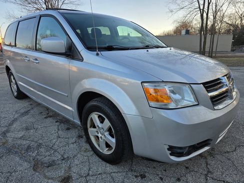 Used 2010 Dodge Grand Caravan SXT FWD image 3