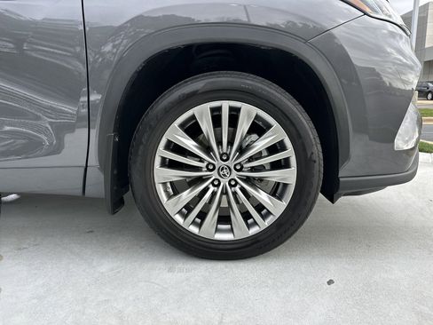 Used 2024 Toyota Highlander Platinum FWD image 13