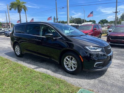 Used 2024 Chrysler Pacifica Touring-L FWD image 4