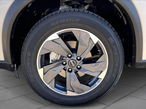 Used 2024 Nissan Rogue SV image 9