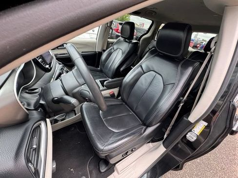 Used 2022 Chrysler Pacifica Touring-L FWD image 9