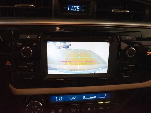 Used 2016 Toyota Corolla LE FWD image 16