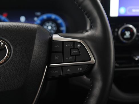 Used 2024 Toyota Highlander Limited AWD/4WD image 30
