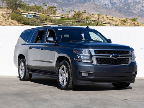 Used 2019 Chevrolet Suburban LT w/ Luxury Package AWD/4WD image 2