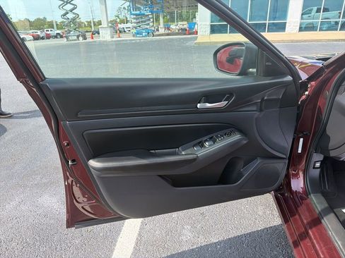 Used 2025 Nissan Altima 2.5 SV AWD/4WD image 11