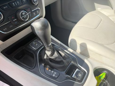 Used 2019 Jeep Cherokee Limited w/ Luxury Group FWD image 22