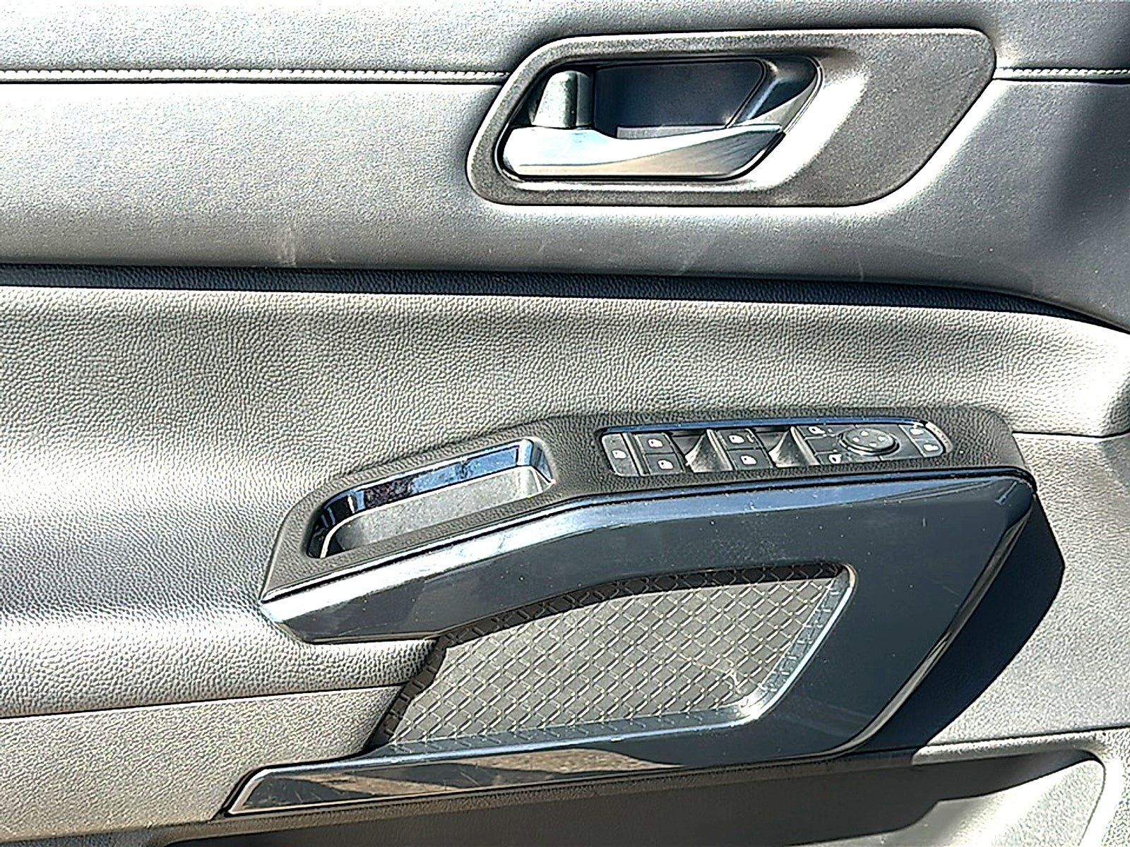 Used 2022 Nissan Pathfinder SV FWD image 15