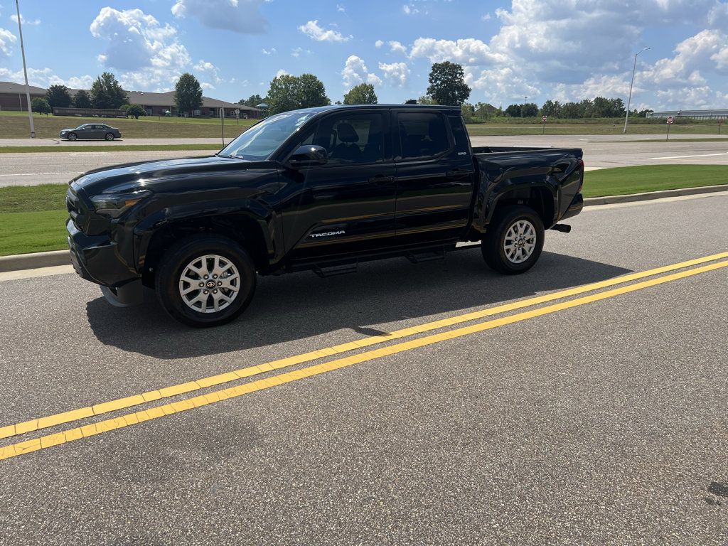 Used 2025 Toyota Tacoma SR5 AWD/4WD image 9