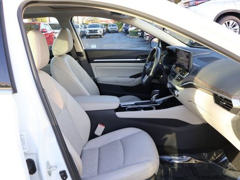 Used 2024 Nissan Altima 2.5 SL image 31