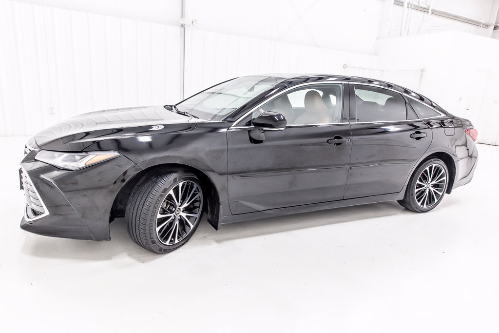 Used 2019 Toyota Avalon Limited FWD image 3