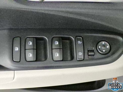 Used 2025 Hyundai Venue SEL FWD image 16