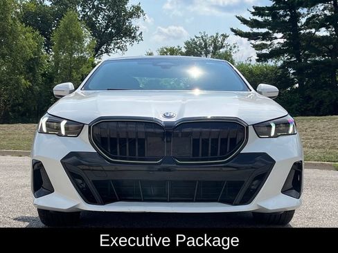 Used 2026 BMW 550e xDrive AWD/4WD image 2