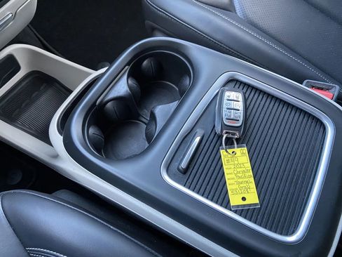 Used 2023 Chrysler Pacifica Touring-L FWD image 26