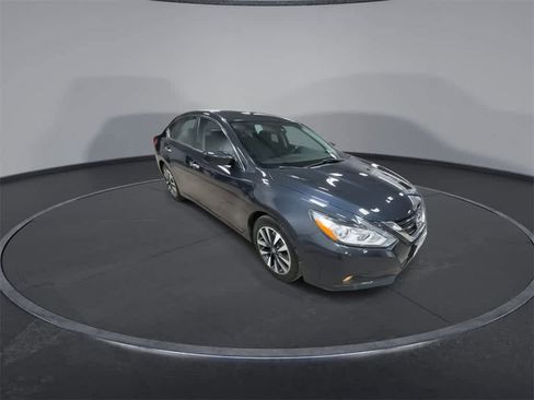Used 2017 Nissan Altima 2.5 SV image 2
