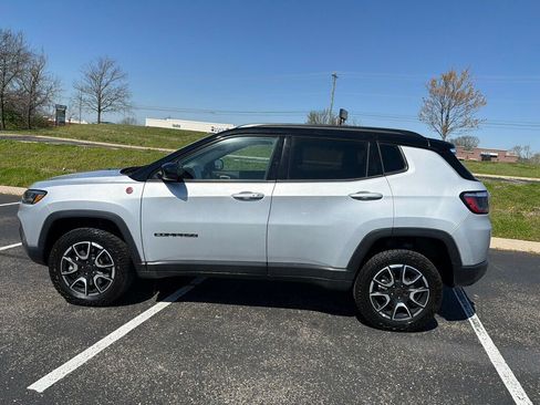 Used 2025 Jeep Compass Trailhawk image 7