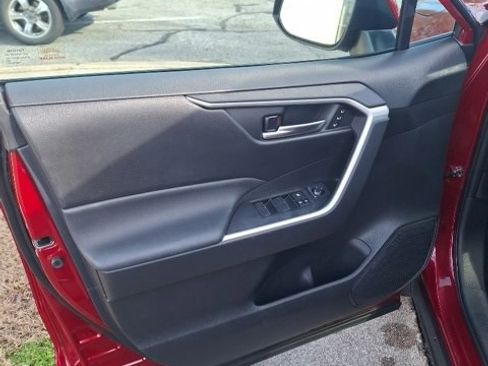 Used 2021 Toyota RAV4 XLE Premium image 9